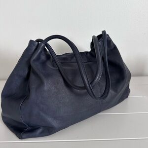 HOBO large Leather Hobo Bag
Color Navy
With the inside and outside pockets